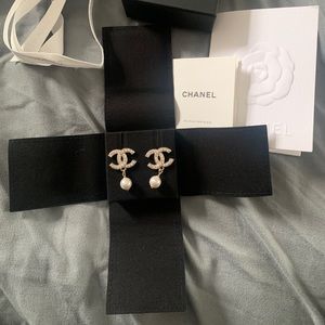 Chanel CC earrings with pearls